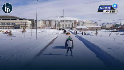 Bayburt Üniversitesi’nde Rafting Botlu Kar Eğlencesi