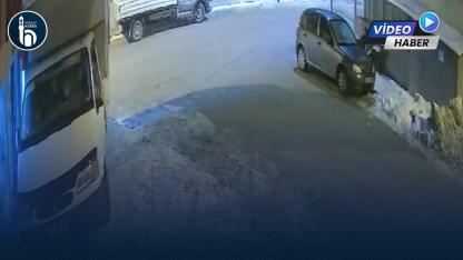 Bayburt’ta Kamyonet Eczaneye Çarptı, Yaya Saniyelerle Kurtuldu!