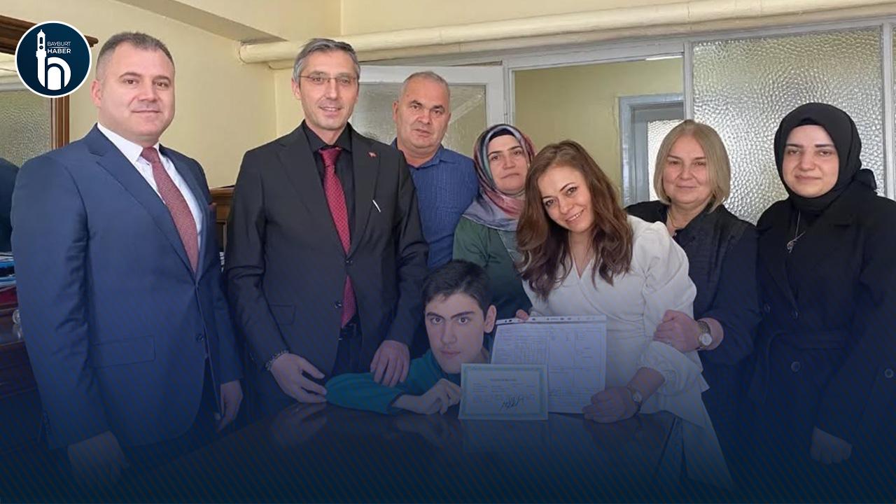 İl Millî Eğitim Müdürü Kahraman’dan Evde Eğitim Alan Öğrencilere Karne Ziyareti