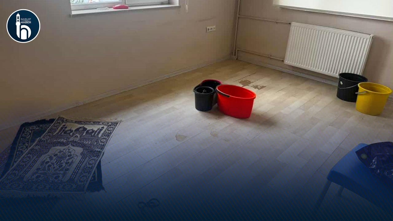 Bayburt Gençlik Merkezi Mescidinde Tavan Akıntısı Tepki Çekiyor