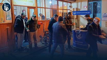 Bayburt’ta Ülkü Ocakları’ndan Teravih Sonrası Lokum İkramı