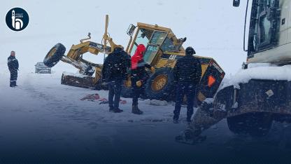 Yoğun Kar Arpalı’da İş Makinesini Yoldan Çıkardı
