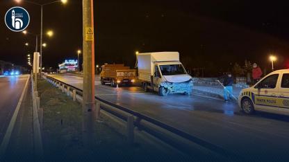 Bayburt Yenişehir Parkı Girişinde Kaza: Araç Refüje Çarptı