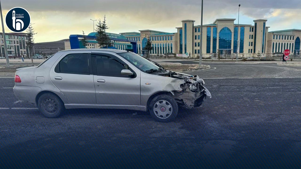Bayburt’ta Üniversite Kavşağı’nda Kaza