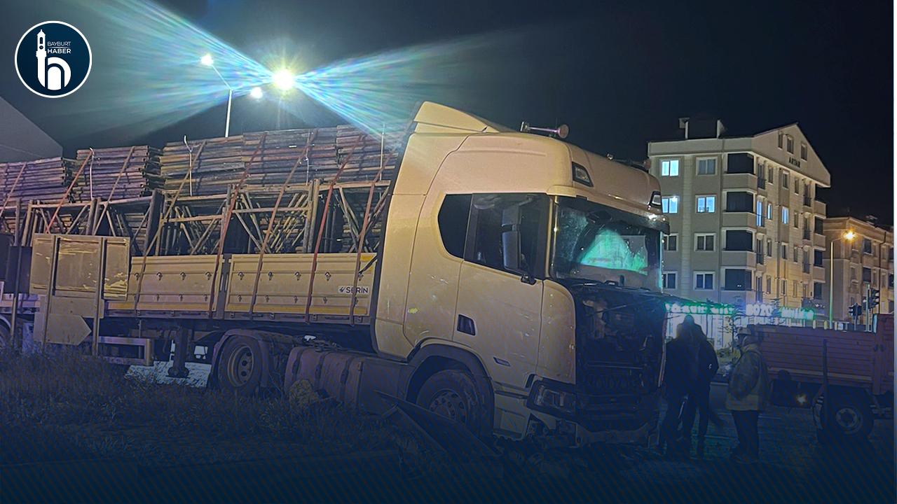 Bayburt'ta Otomobil ile Tır Çarpıştı: 1 Yaralı