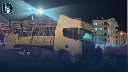 Bayburt'ta Otomobil ile Tır Çarpıştı: 1 Yaralı