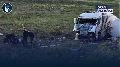 Bayburt'ta Yakıt Yüklü Tır Devrildi, Yol Trafiğe Kapatıldı