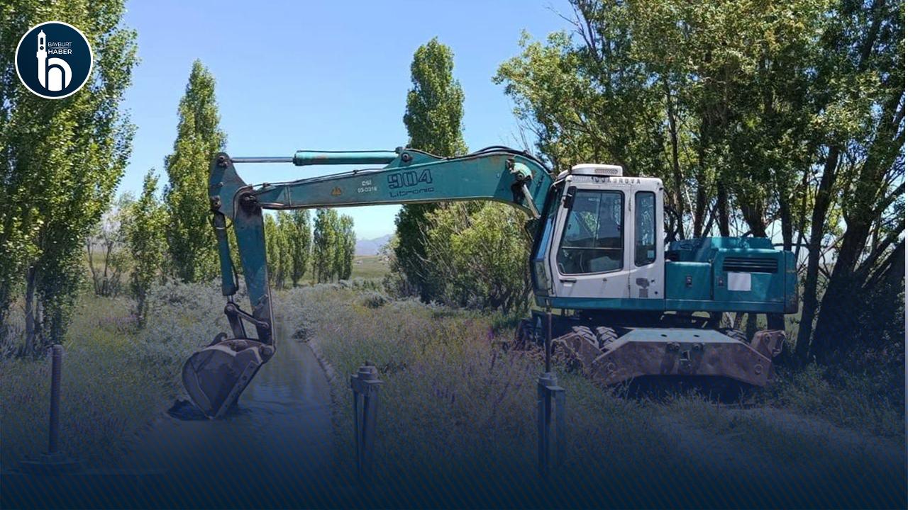 Bayburt Köylerinde DSİ Ekiplerinden Dere ve Kanal Temizliği