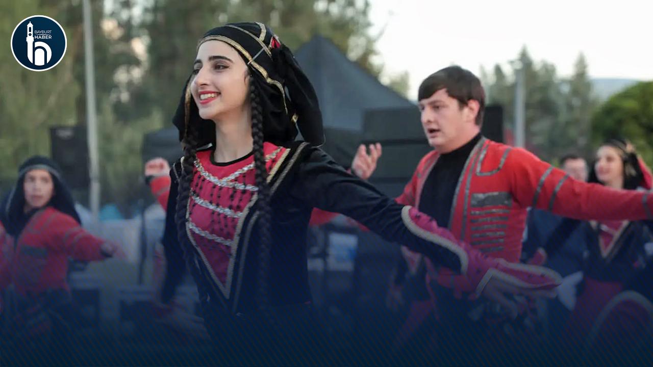 Yeni Şehir Parkı'nda 11 Ülkeden Halk Dansları Gösterisi