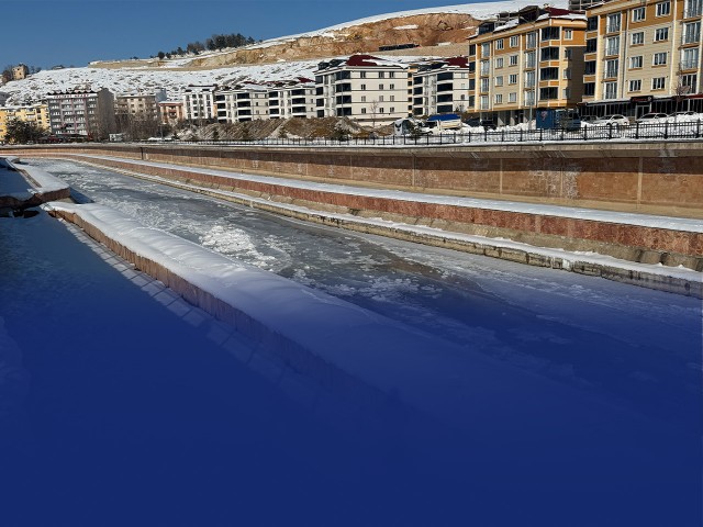 Dondurucu Soğuklar Çoruh Nehri’ni Buzla Kapladı
