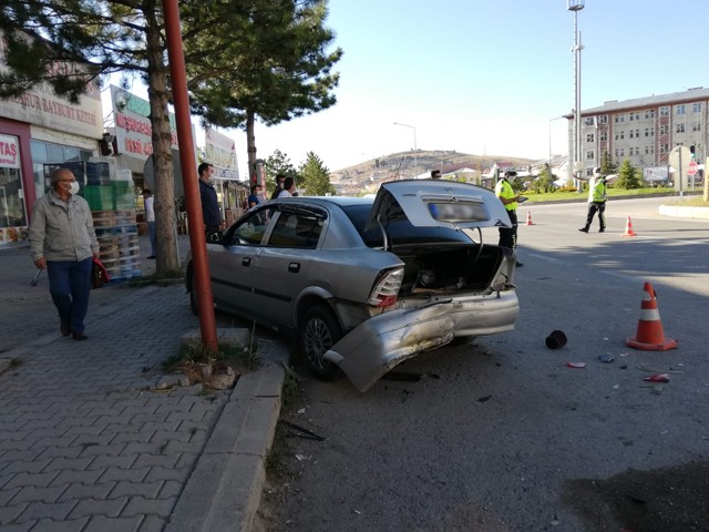 Bayburt Üniversitesi Kavşağında Trafik Kazası Yaşandı